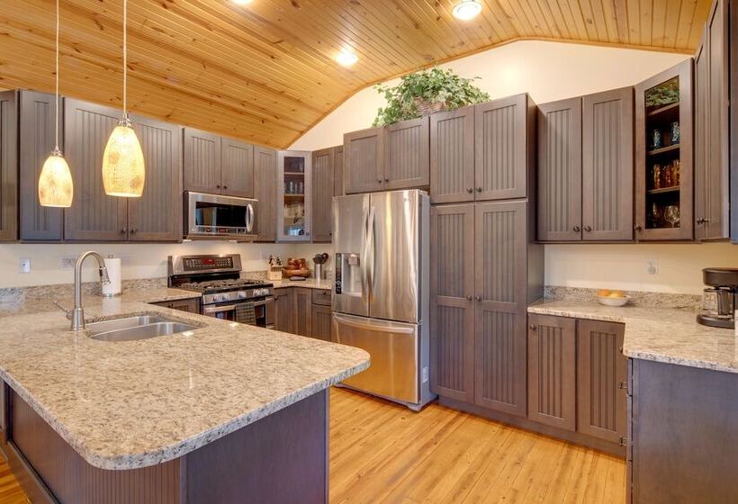 Lake Lure Village Cabin, 3 Mi To Chimney Rock!