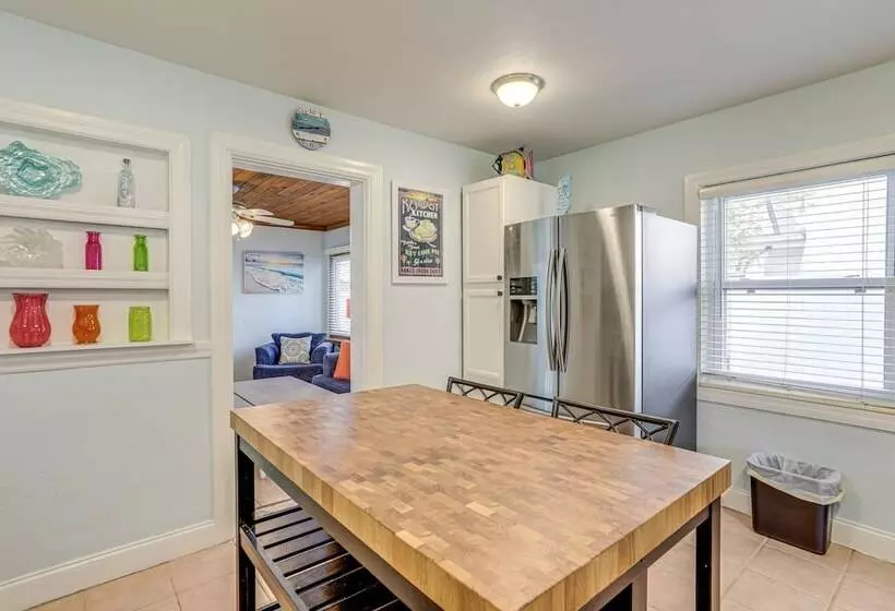 Lovely St Pete Beach Cottage, Walk To Beach & Town