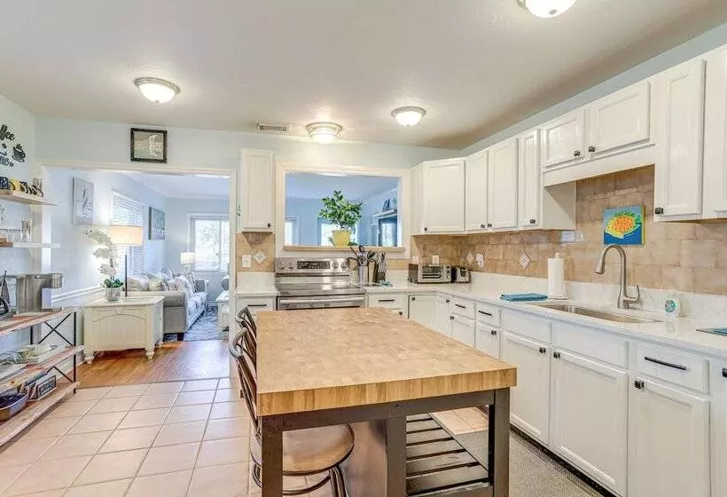 Lovely St Pete Beach Cottage, Walk To Beach & Town