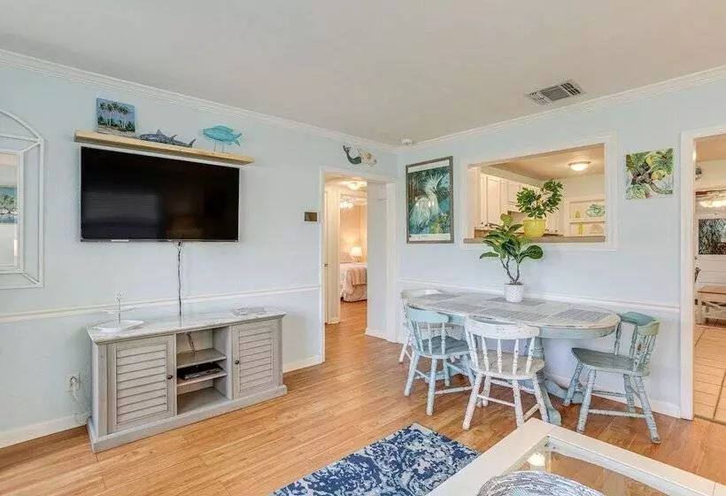Lovely St Pete Beach Cottage, Walk To Beach & Town
