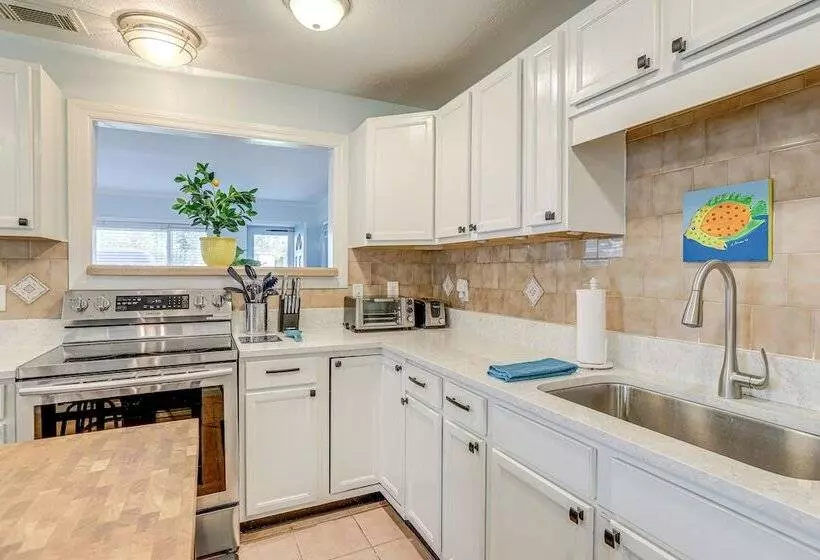 Lovely St Pete Beach Cottage, Walk To Beach & Town