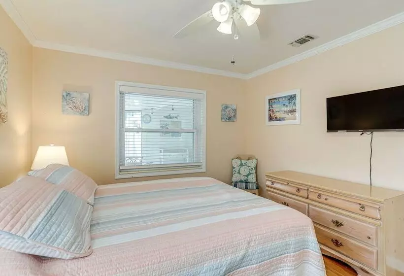 Lovely St Pete Beach Cottage, Walk To Beach & Town