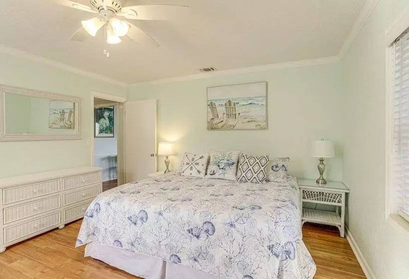 Lovely St Pete Beach Cottage, Walk To Beach & Town