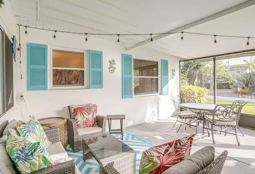 Lovely St Pete Beach Cottage, Walk To Beach & Town