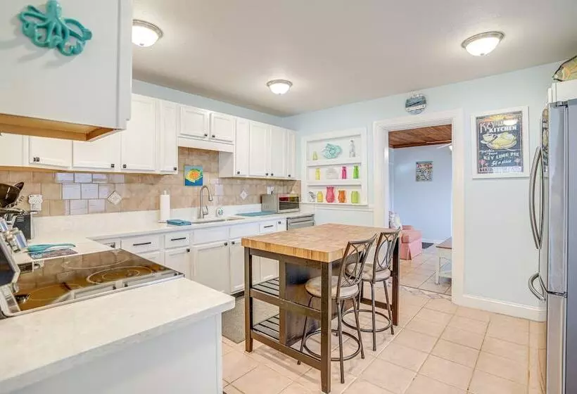 Lovely St Pete Beach Cottage, Walk To Beach & Town