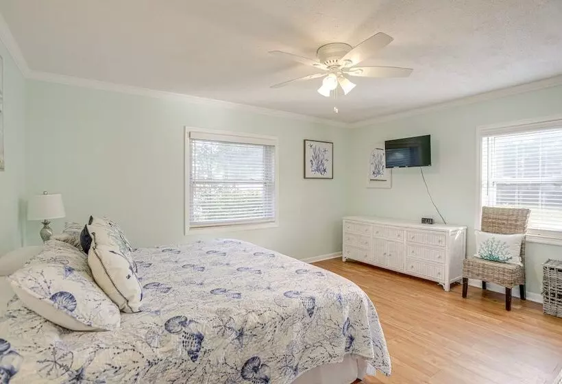 Lovely St Pete Beach Cottage, Walk To Beach & Town