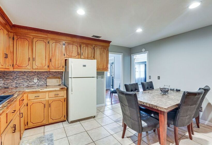 Mount Pleasant Home W/ Yard, Sunroom & Game Room!