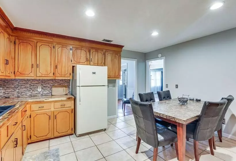 Mount Pleasant Home W/ Yard, Sunroom & Game Room!