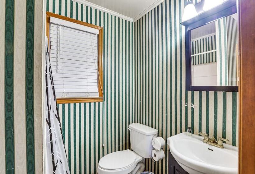 Mount Pleasant Home W/ Yard, Sunroom & Game Room!