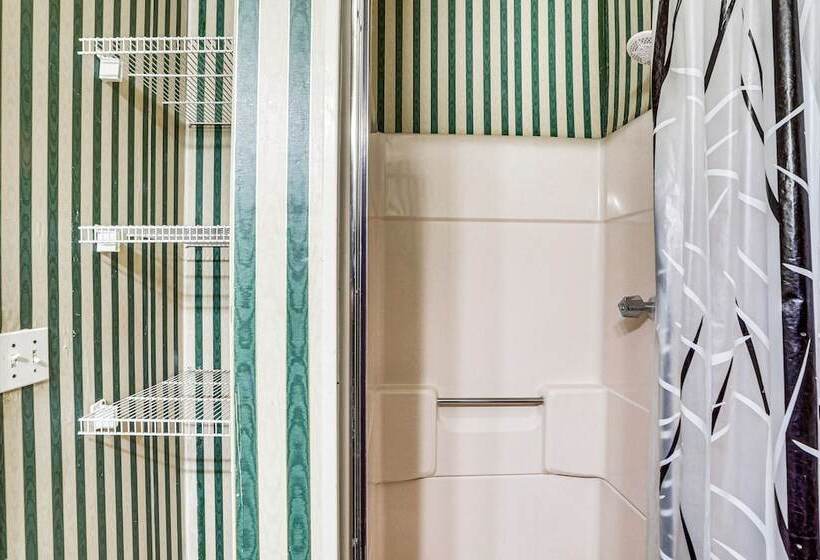 Mount Pleasant Home W/ Yard, Sunroom & Game Room!