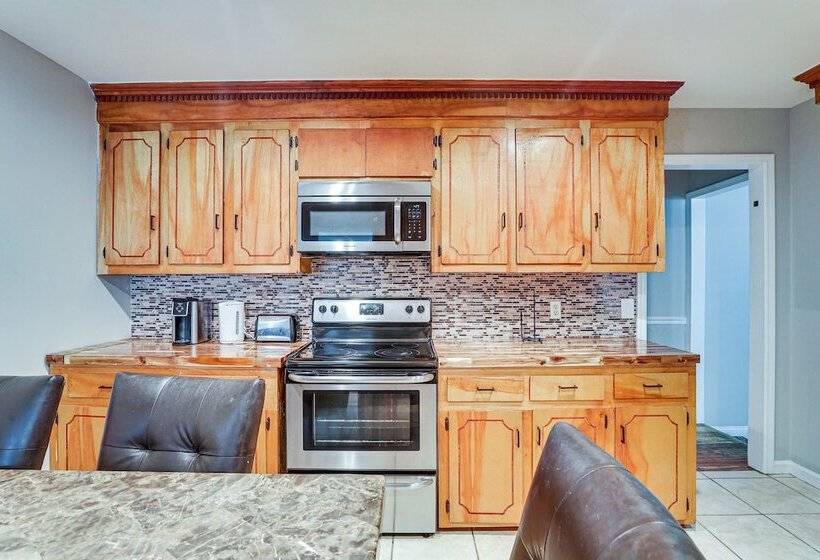 Mount Pleasant Home W/ Yard, Sunroom & Game Room!