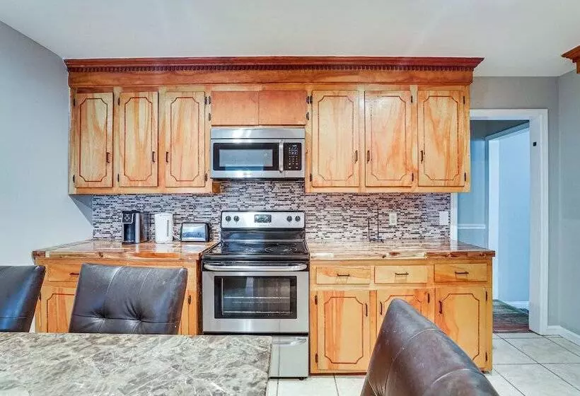 Mount Pleasant Home W/ Yard, Sunroom & Game Room!