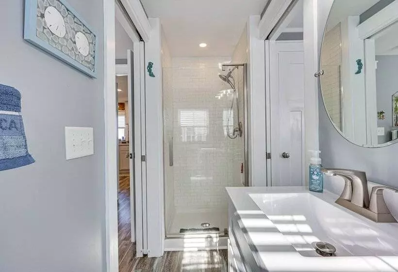 Ocean View  Sea Gem  Bungalow: Steps To Beach!