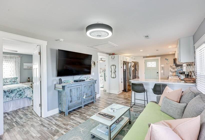 Ocean View  Sea Gem  Bungalow: Steps To Beach!