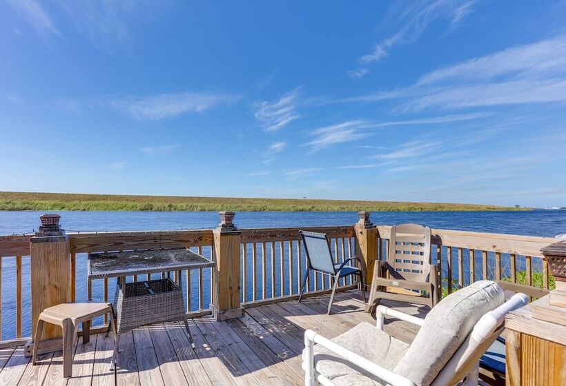 Okeechobee Cabin W/ Patio & Community Pool!