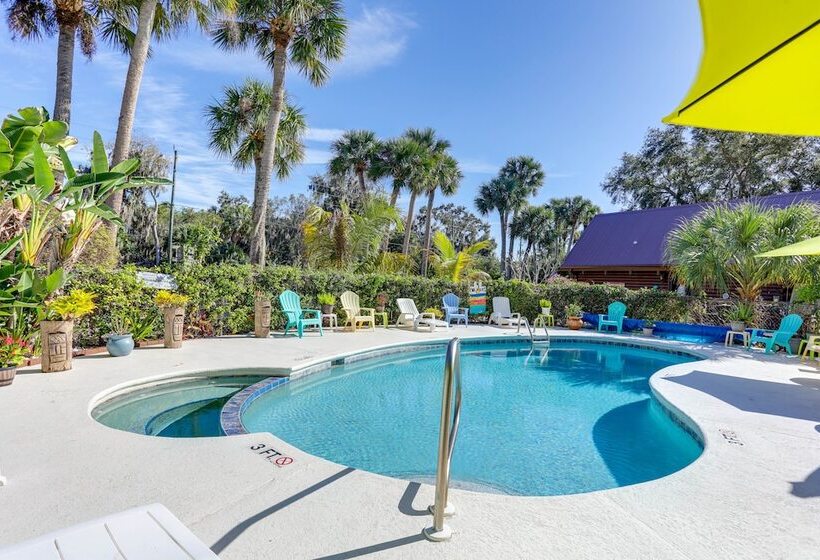 Okeechobee Cabin W/ Patio & Community Pool!