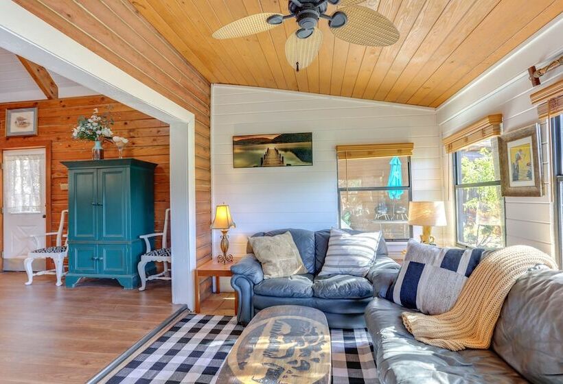 Okeechobee Cabin W/ Patio & Community Pool!