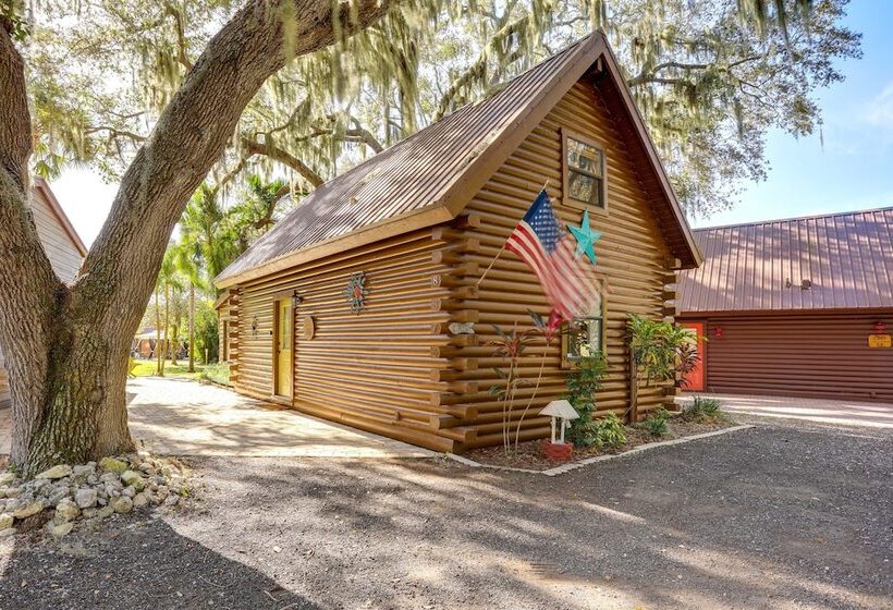 Okeechobee Cabin W/ Patio & Community Pool!