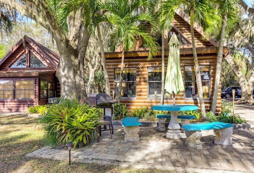 Okeechobee Cabin W/ Patio & Community Pool!
