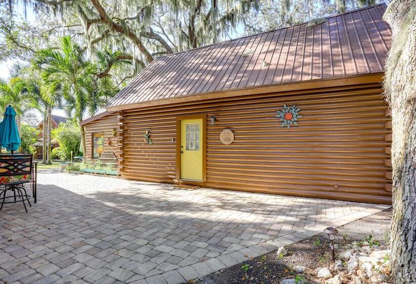 Okeechobee Cabin W/ Patio & Community Pool!