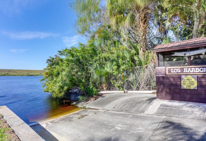 Okeechobee Cabin W/ Patio & Community Pool!