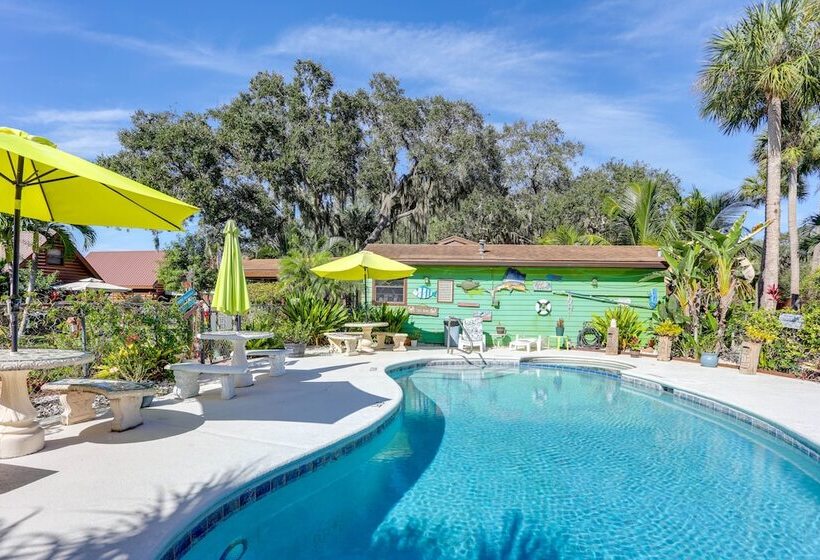 Okeechobee Cabin W/ Patio & Community Pool!