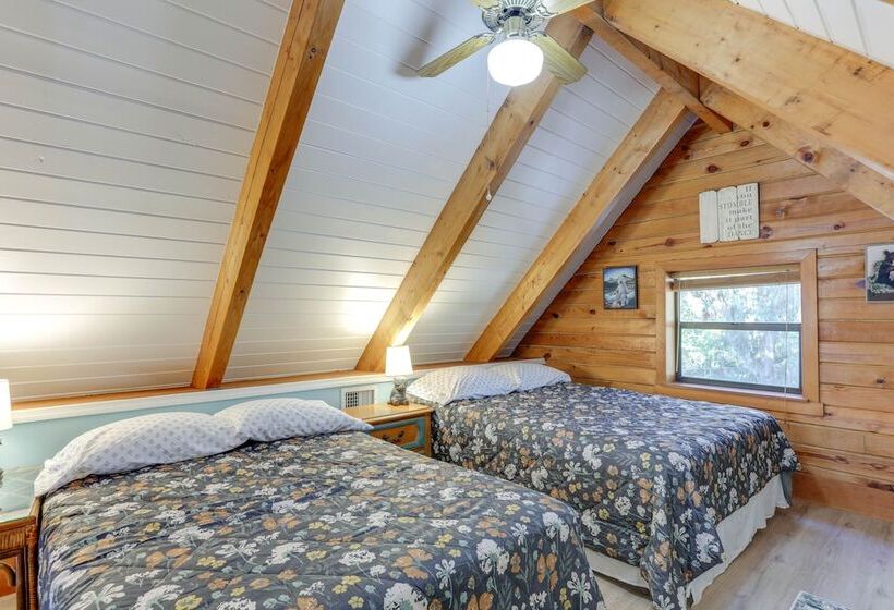 Okeechobee Cabin W/ Patio & Community Pool!