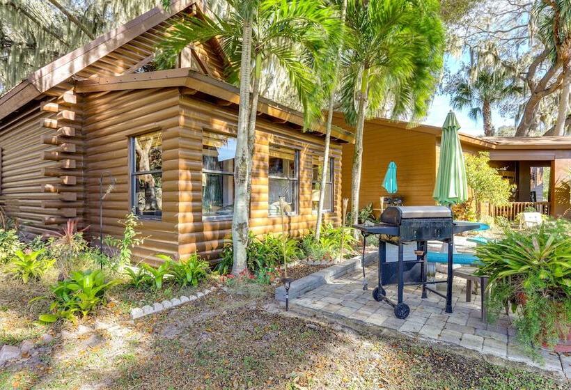 Okeechobee Cabin W/ Patio & Community Pool!