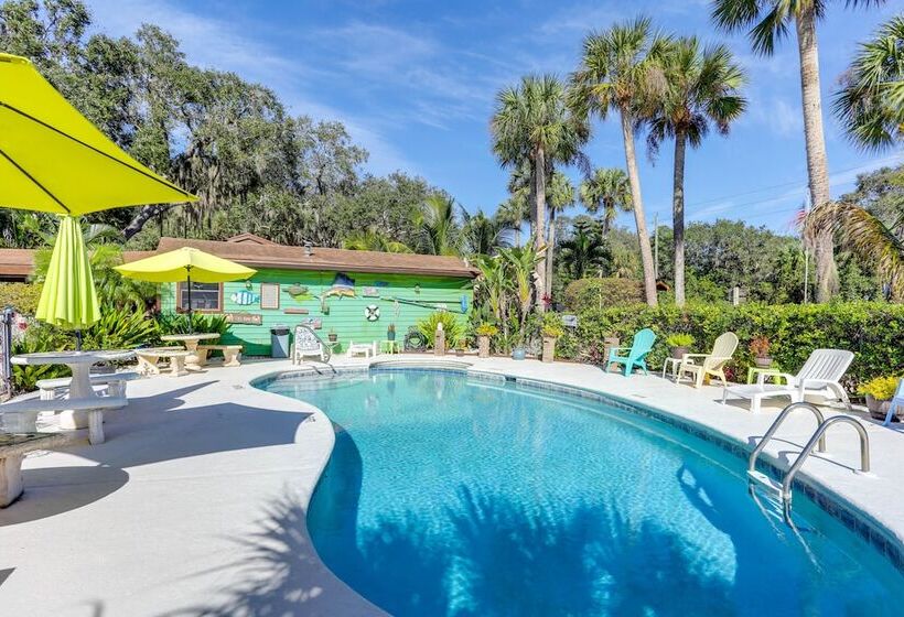 Okeechobee Cabin W/ Patio & Community Pool!