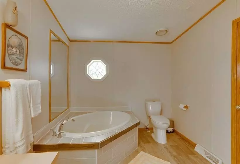 Pet Friendly Emerald Lake Retreat In Charlestown!