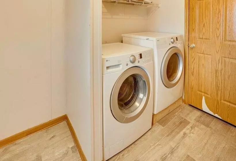 Pet Friendly Emerald Lake Retreat In Charlestown!