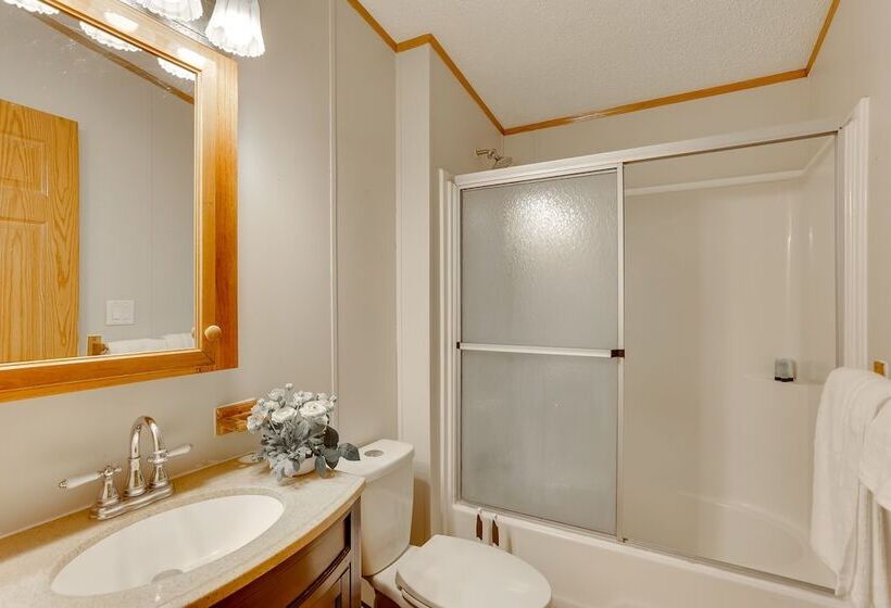 Pet Friendly Emerald Lake Retreat In Charlestown!