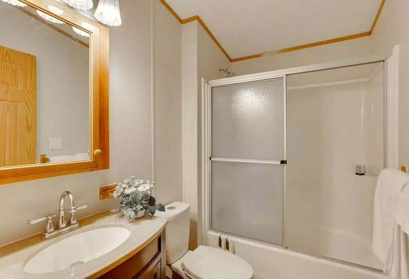 Pet Friendly Emerald Lake Retreat In Charlestown!