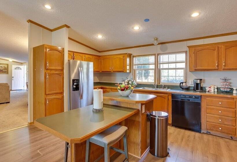 Pet Friendly Emerald Lake Retreat In Charlestown!