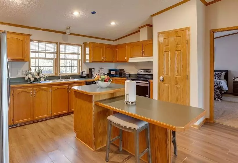 Pet Friendly Emerald Lake Retreat In Charlestown!