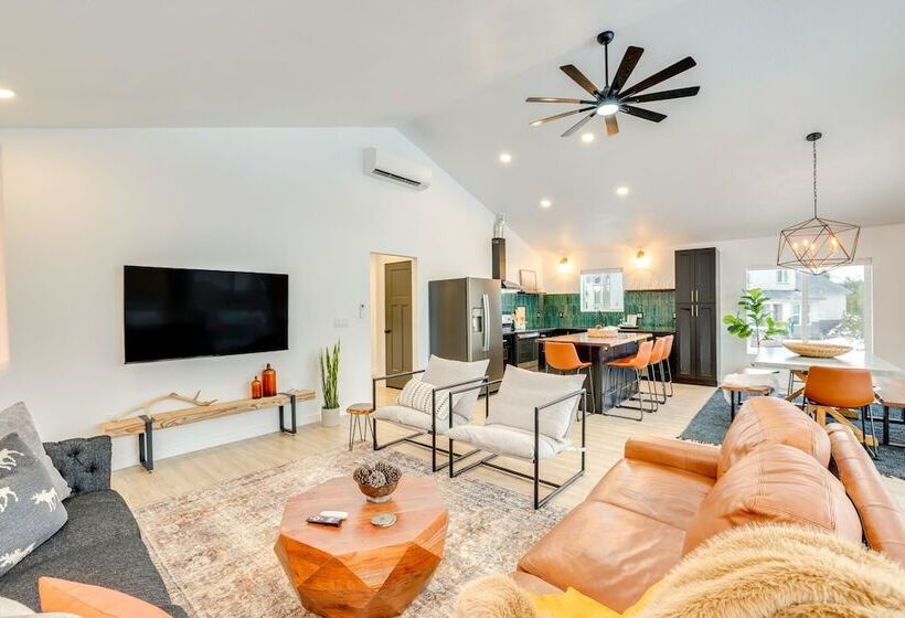 Family Friendly Donnelly Home W/ Private Hot Tub!