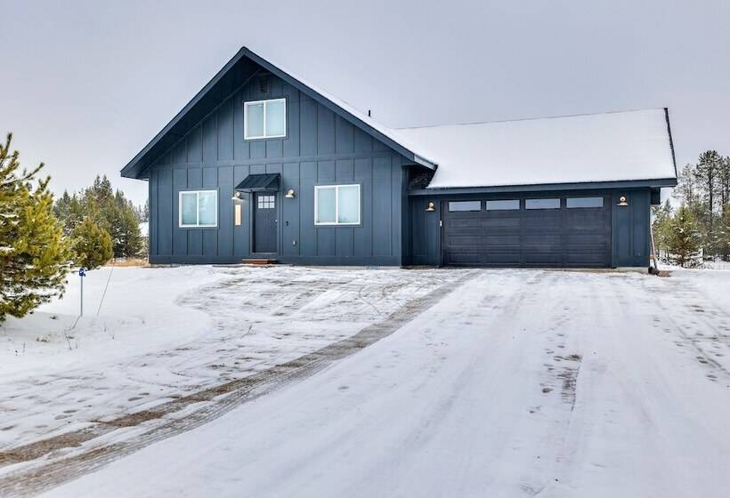 Family Friendly Donnelly Home W/ Private Hot Tub!