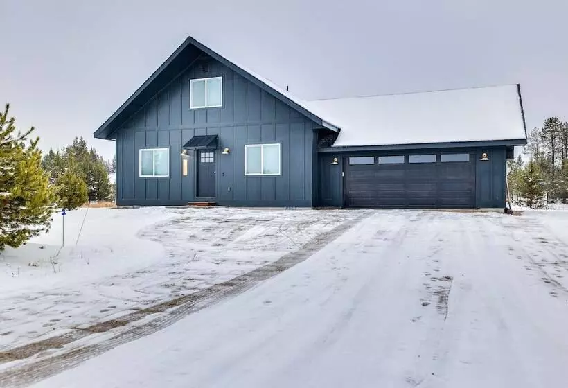 Family Friendly Donnelly Home W/ Private Hot Tub!