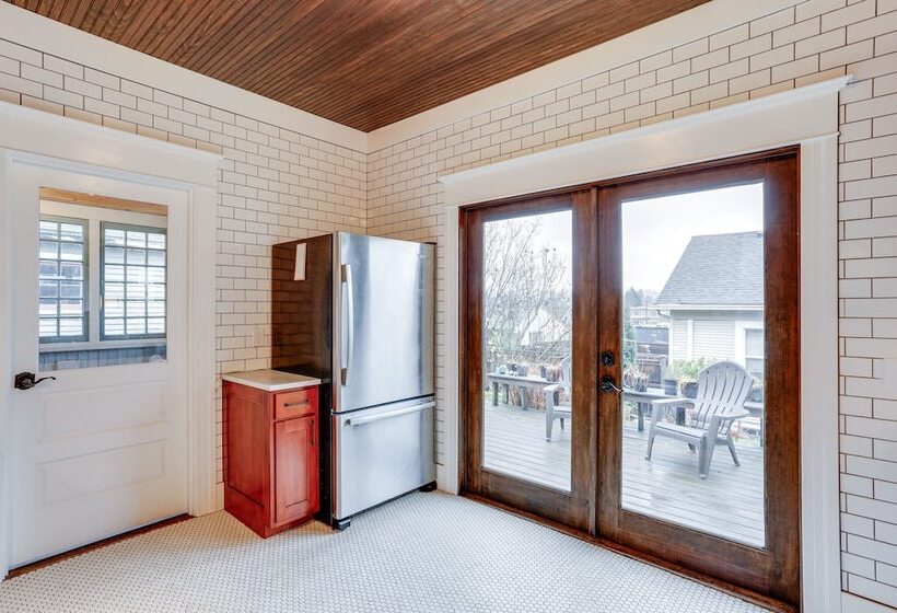 Pet Friendly Seattle Home ~ 6 Mi To Downtown!