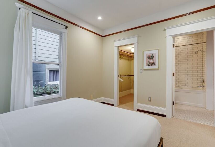 Pet Friendly Seattle Home ~ 6 Mi To Downtown!