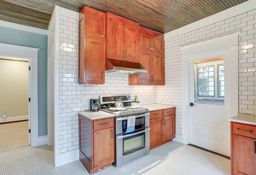 Pet Friendly Seattle Home ~ 6 Mi To Downtown!