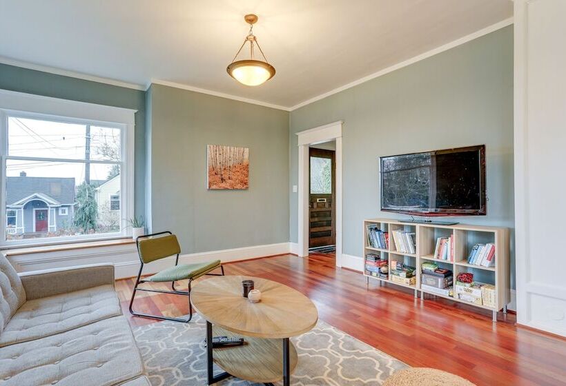 Pet Friendly Seattle Home ~ 6 Mi To Downtown!