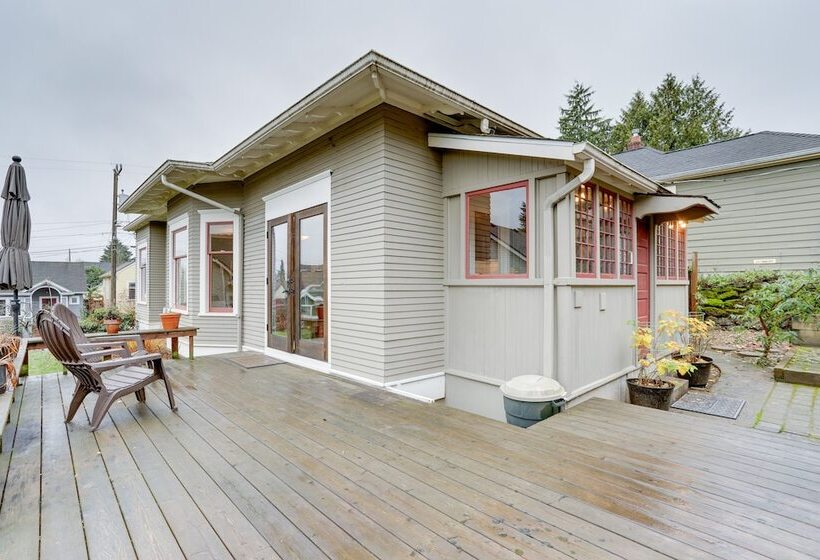 Pet Friendly Seattle Home ~ 6 Mi To Downtown!