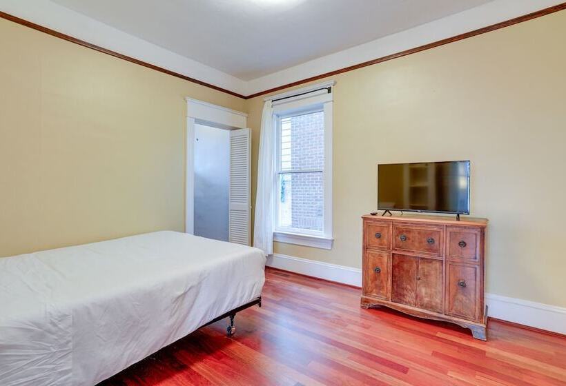 Pet Friendly Seattle Home ~ 6 Mi To Downtown!