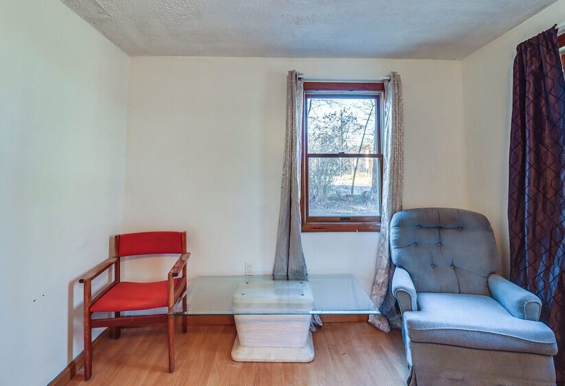 Quaint Tannersville Cottage ~ 2 Mi To Skiing!