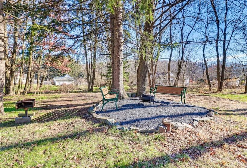 Quaint Tannersville Cottage ~ 2 Mi To Skiing!