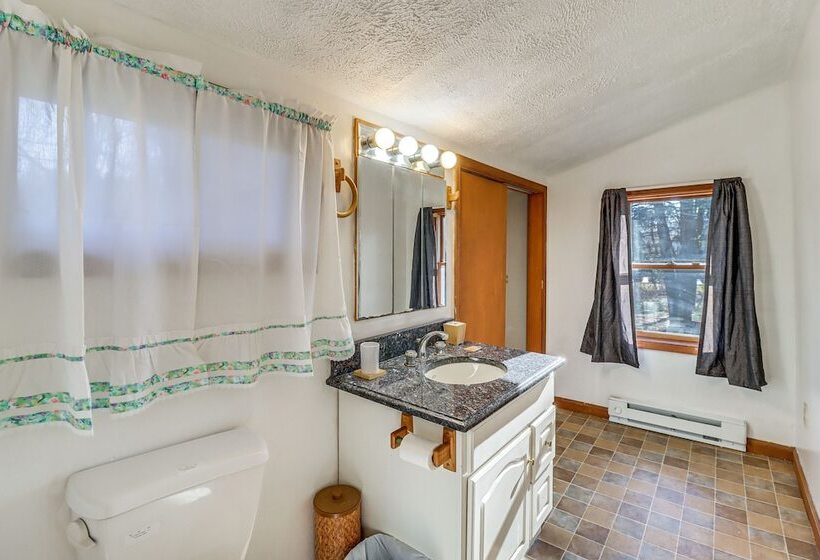 Quaint Tannersville Cottage ~ 2 Mi To Skiing!