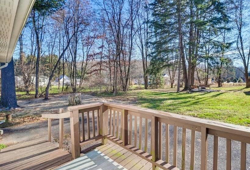 Quaint Tannersville Cottage ~ 2 Mi To Skiing!