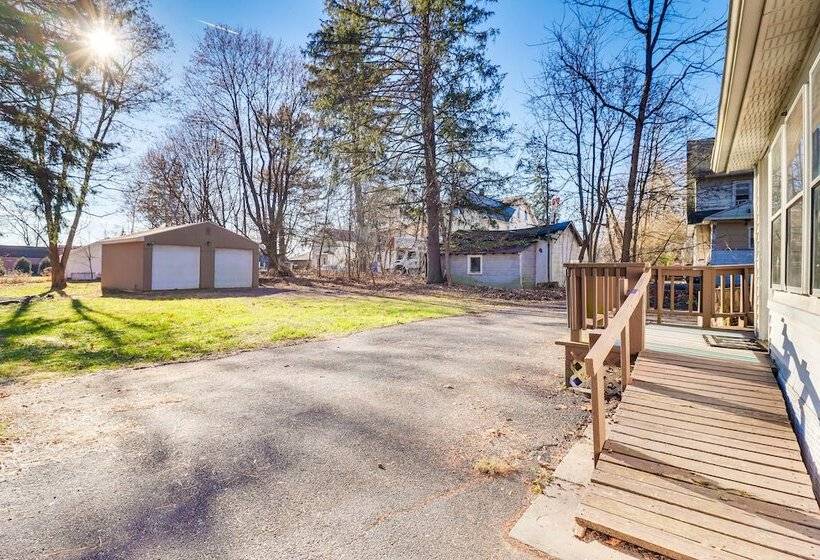 Quaint Tannersville Cottage ~ 2 Mi To Skiing!