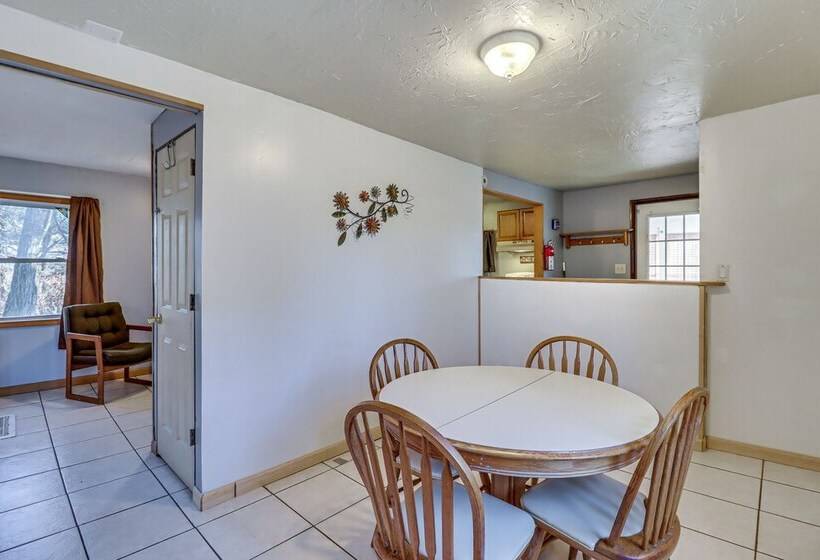 Quaint Tannersville Cottage ~ 2 Mi To Skiing!